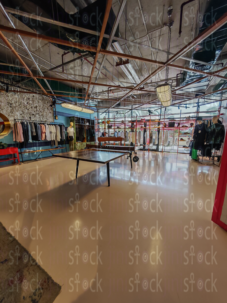 مساحة المحل الواسعة بتصميمها الصناعي 