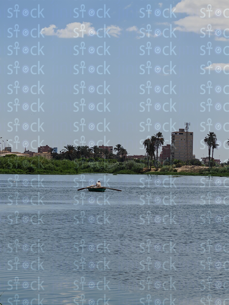 A moment of calm by the lake shore