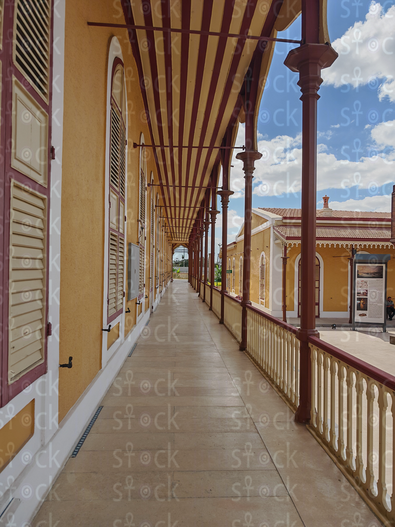 الأعمدة الكلاسيكية والسماء الزرقاء في متحف قناة السويس