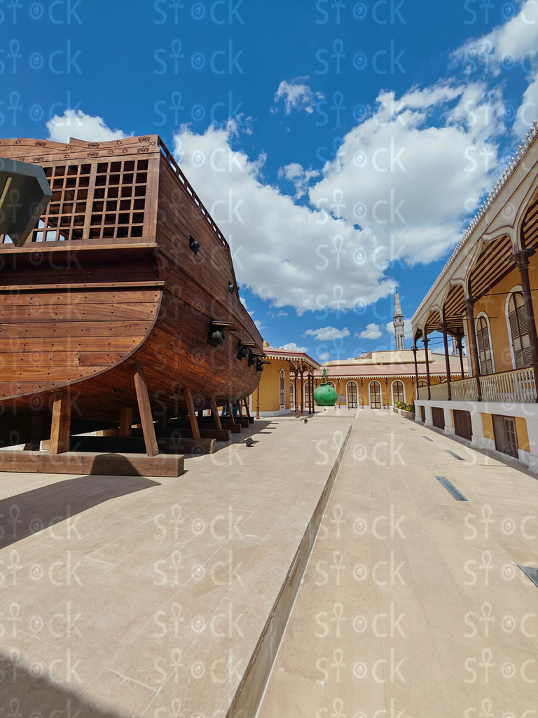 مجسم السفينة الخشبية الذي يرمز لافتتاح قناة السويس