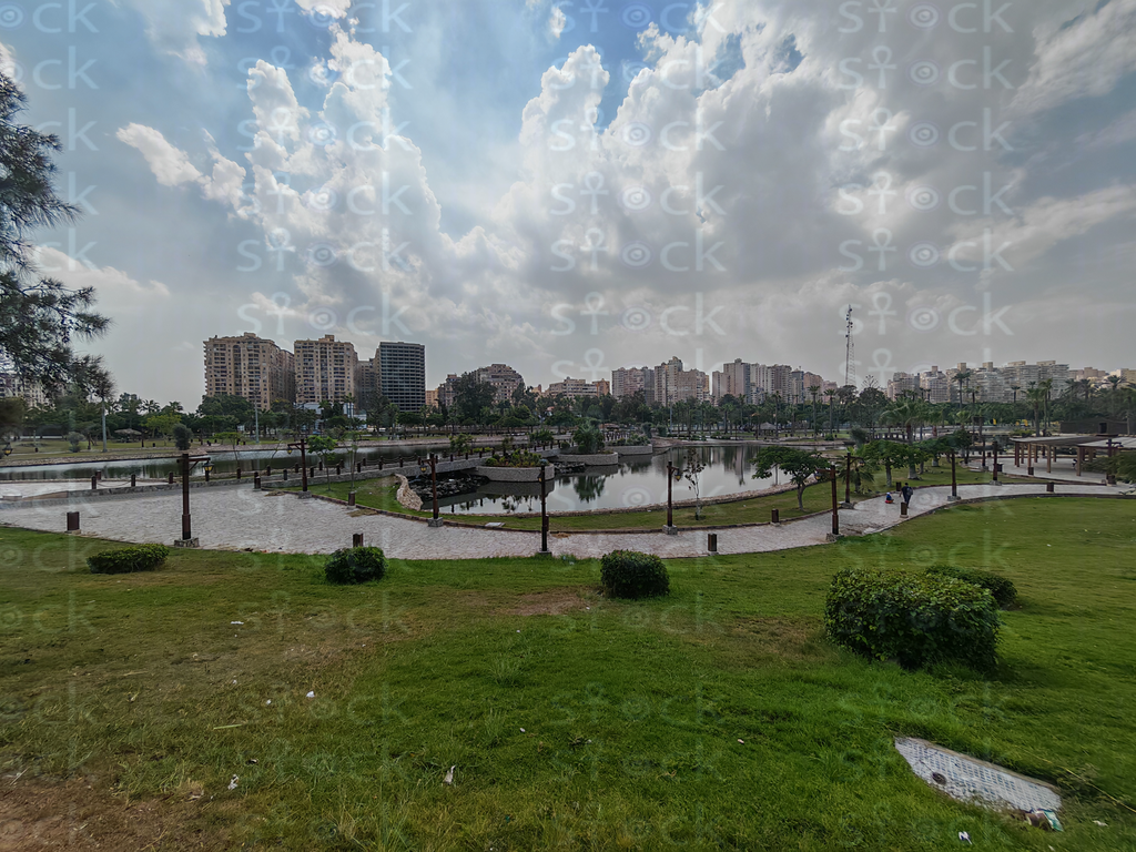 بحيره قصر المنتزه وسط بين المساحات الخضراء