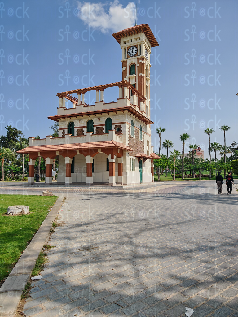  برج القصر تحت السماء الصافية