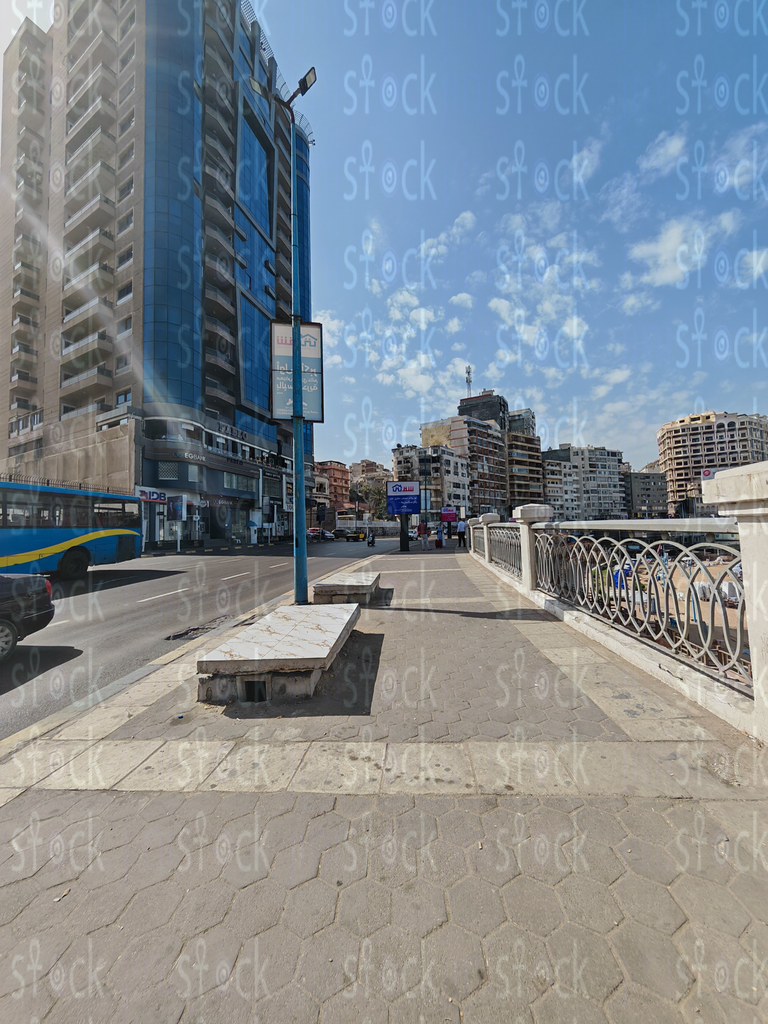 شارع حضري مع لمحة بحرية – الإسكندرية