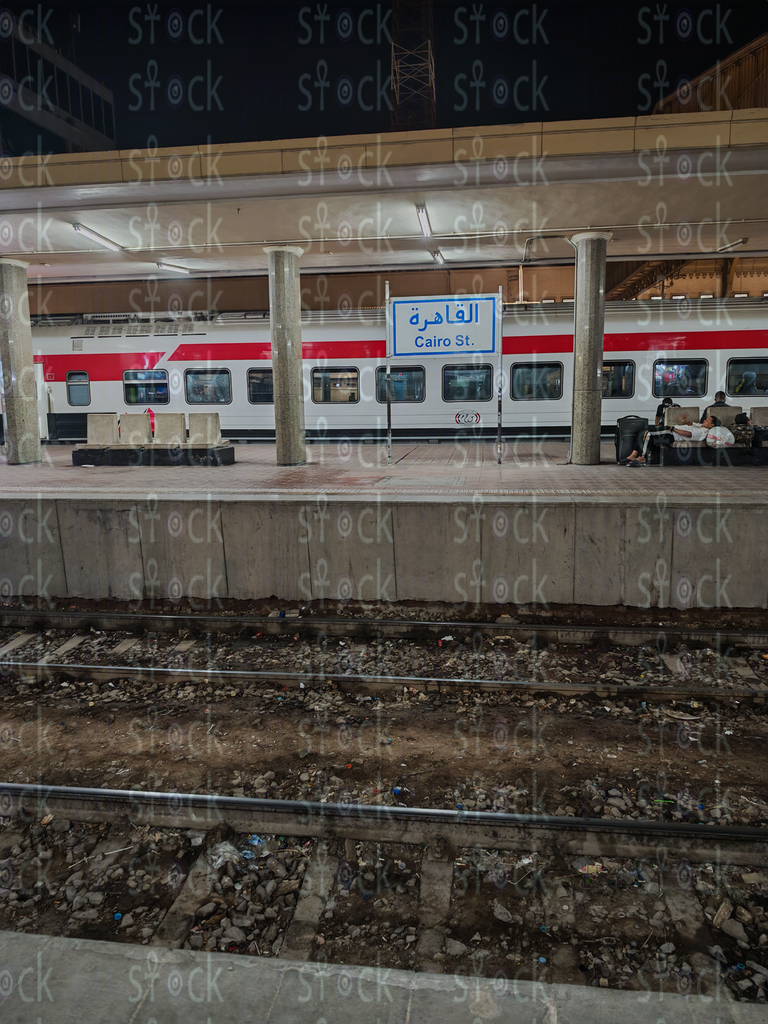 القطار الأحمر والأبيض تحت أضواء المحطة