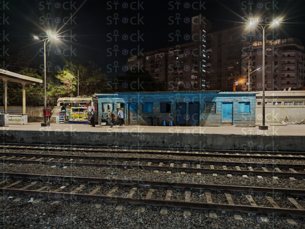 كشك صغير داخل المحطه