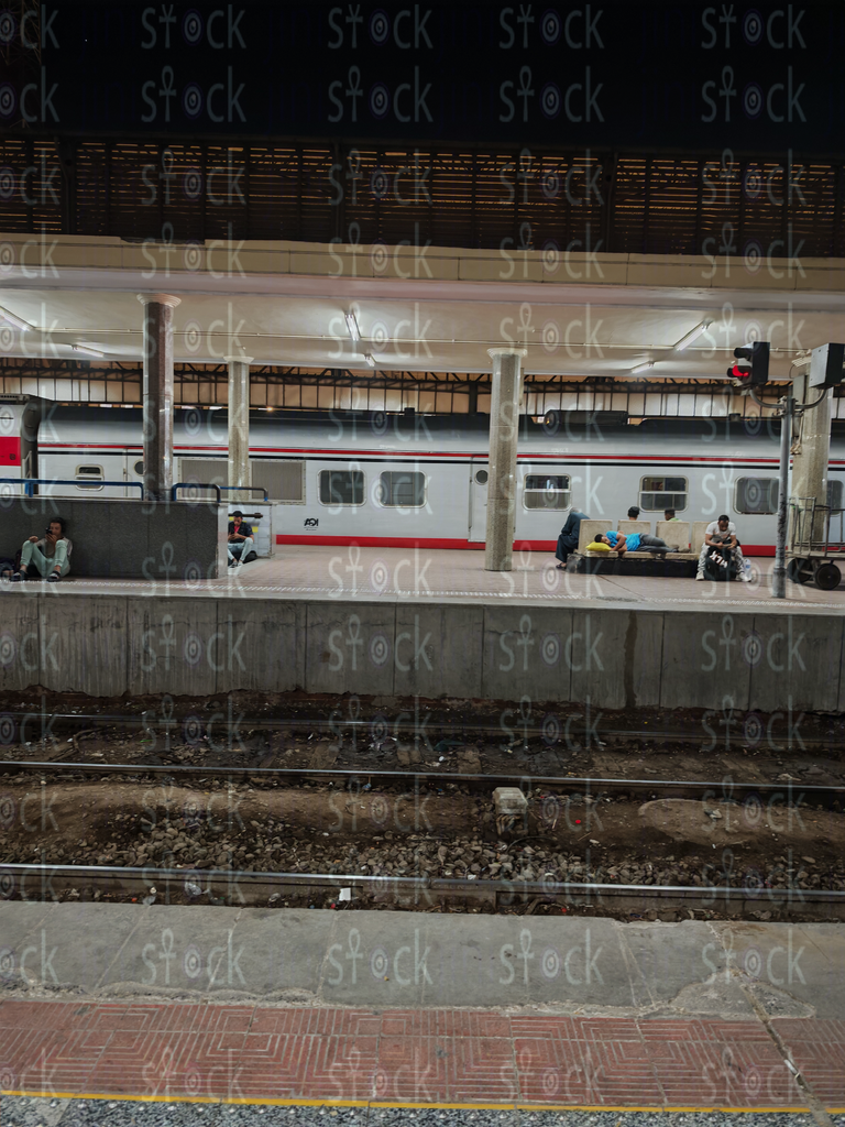 القطارات تنتظر تحت الأضواء الصفراء الدافئة