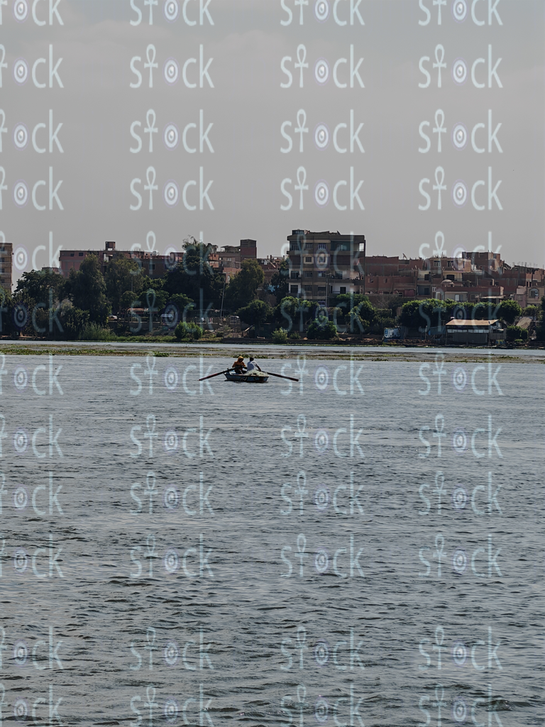 مياه ساكنة وضفاف بعيدة