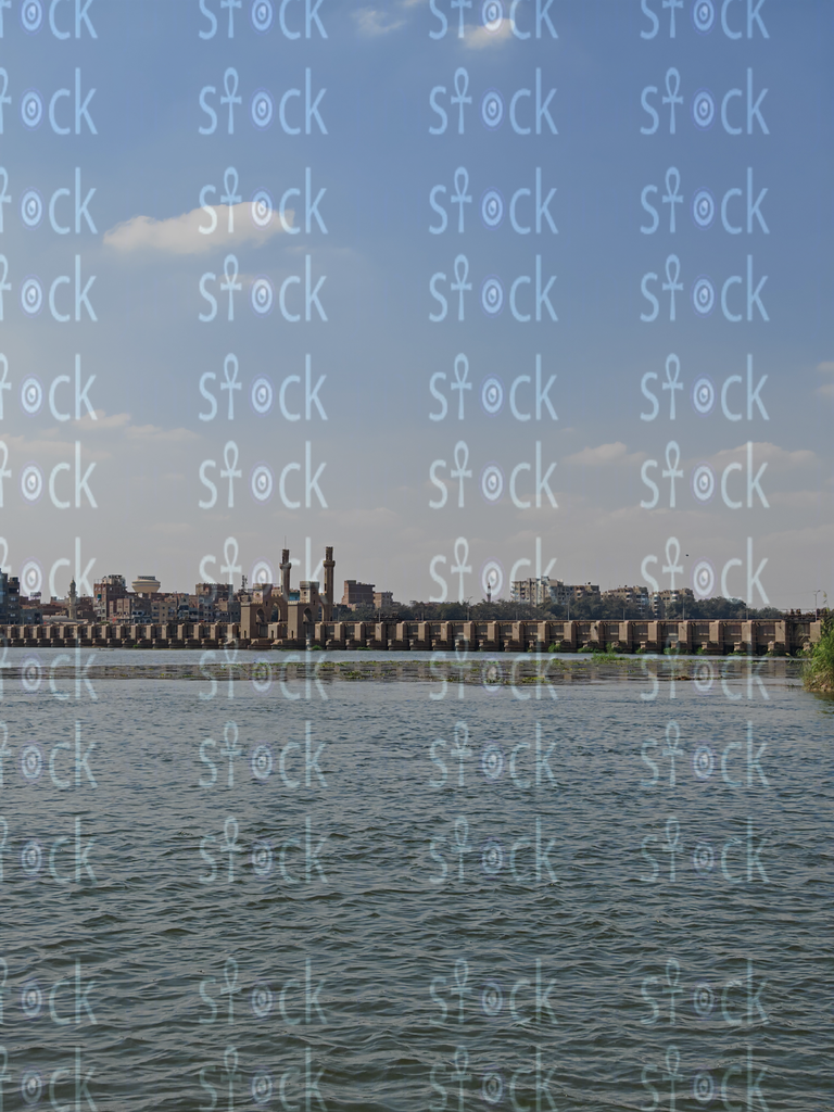 الأقواس الحجرية للقناطر منعكسة على سطح الماء