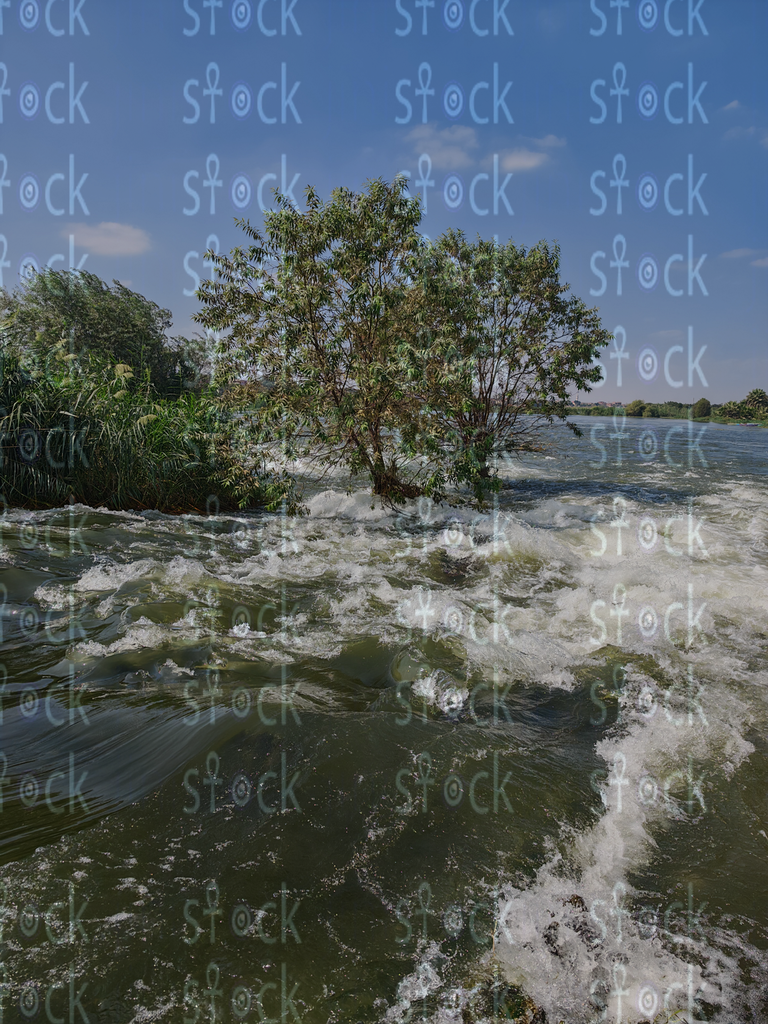 تدفق المياه المتلألئ تحت أشعة الشمس