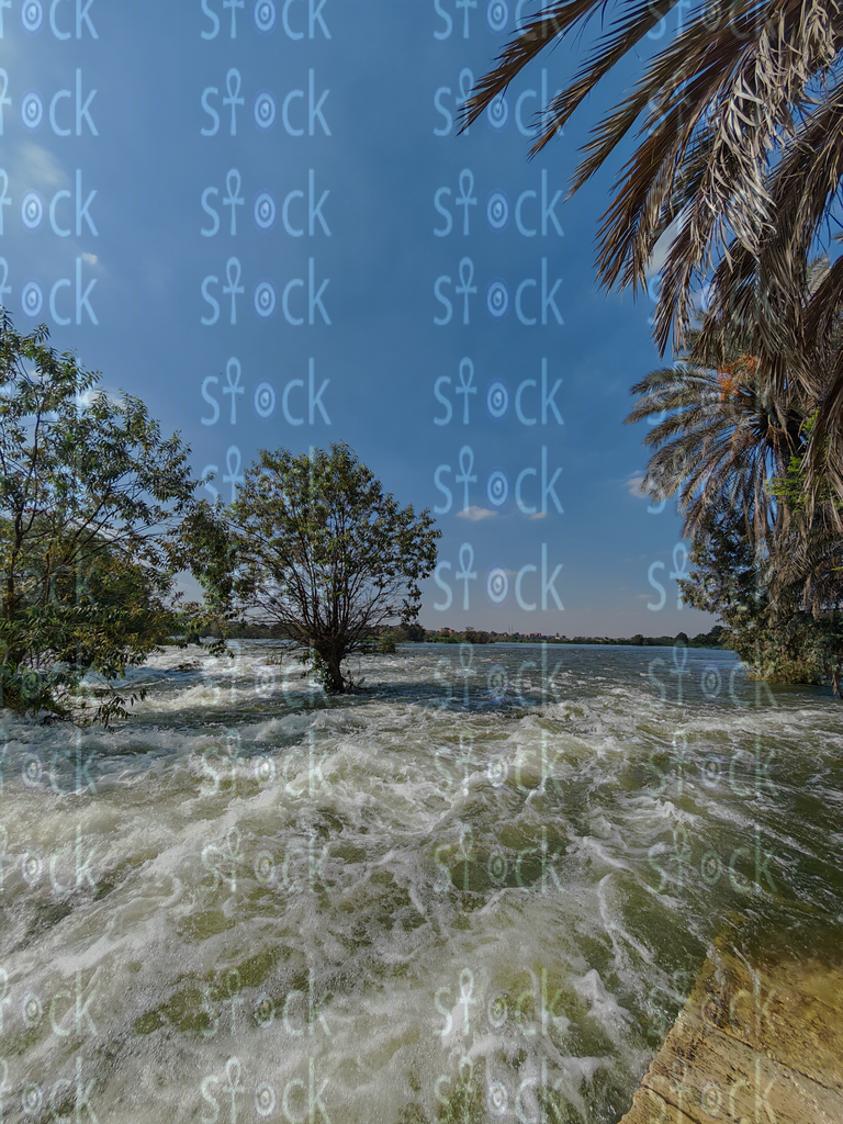  شلال فوق الصخور