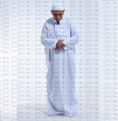old man in full length praying in a white galabia