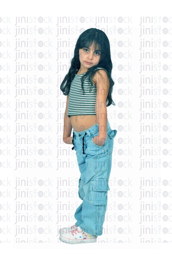 A little girl puting her hands in her pockets