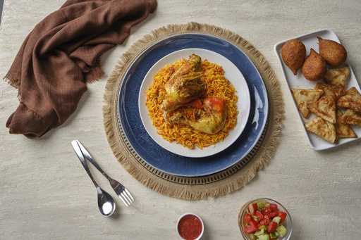 top view for chicken on rice kabsa