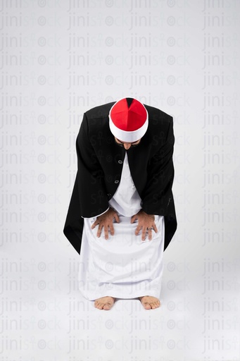 a sheikh prays