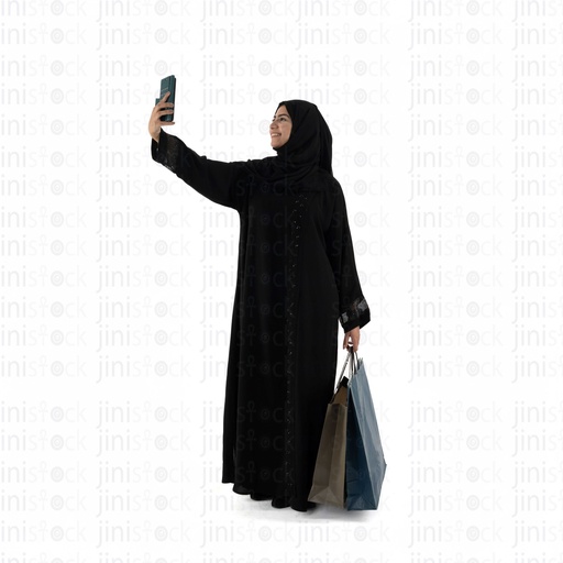 khaliji woman taking a selfie