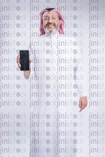 Khaliji man holding a mobile