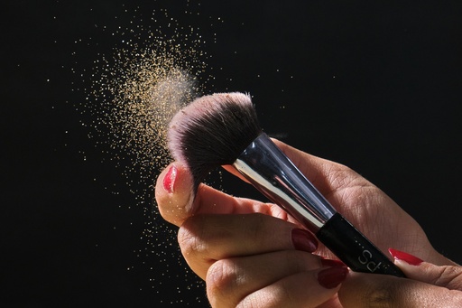 Makeup brush and scattered powder