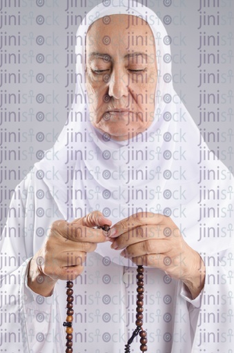 Old woman holding sabha