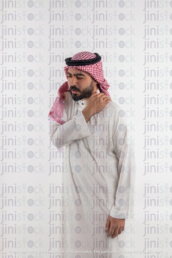 رجل خليجي يعاني من آلام الرقبة