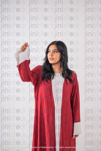 خليجي أو امرأة سعودية تكتب على شاشة اللمس