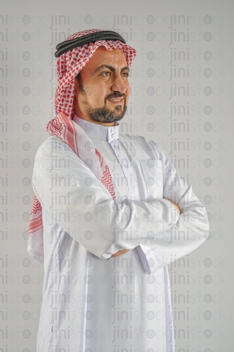 رجل سعودي أو إماراتي أو خليجي أو خليجي يشعر بالفخر بالانتماء إلى الخليج