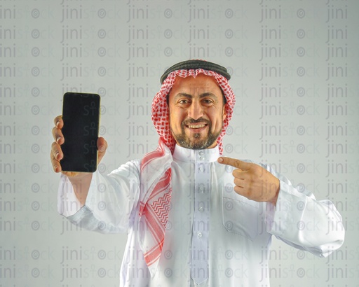 A man from the Gulf "Saudi or Emirati" holding a mobile phone to recommend a mobile application