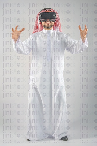 Khaliji man Saudi Arabian or Emirati or A man from the Gulf wearing VR glasses