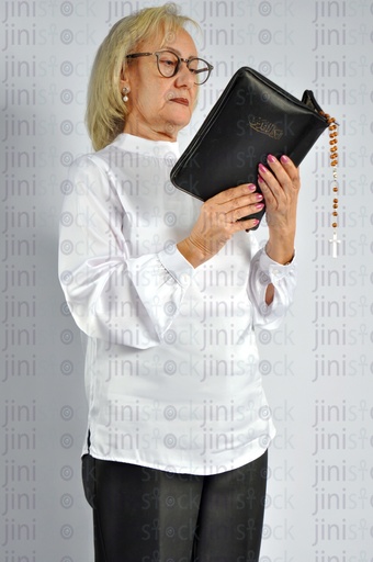 امرأة مصرية مسيحية تقرأ الكتاب المقدس