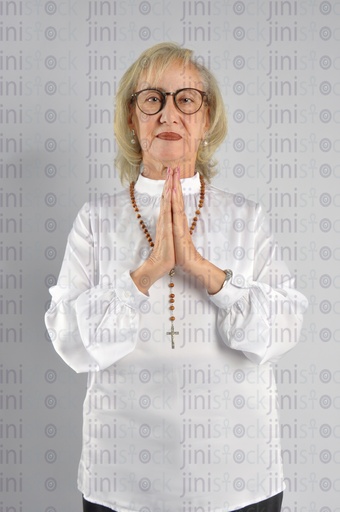 امرأة مصرية مسيحية تصلي.