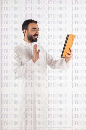 رجل سعودي خليجي من الخليج يجري مؤتمر فيديو، صورة فوتوغرافية على خلفية معزولة