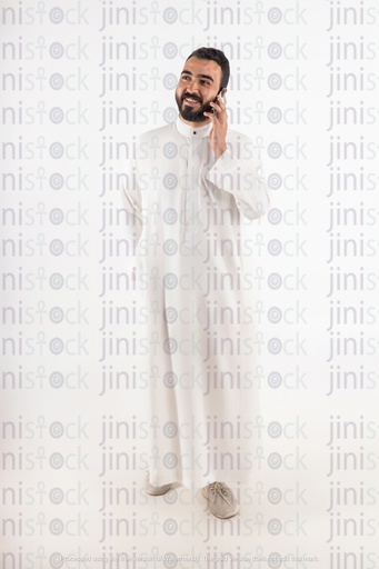 رجل أعمال خليجي سعودي يتحدث على الهاتف المحمول على خلفية معزولة، صورة فوتوغرافية عالية الجودة