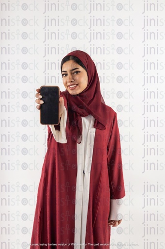 saudi or khaliji  gulf woman holding mobile