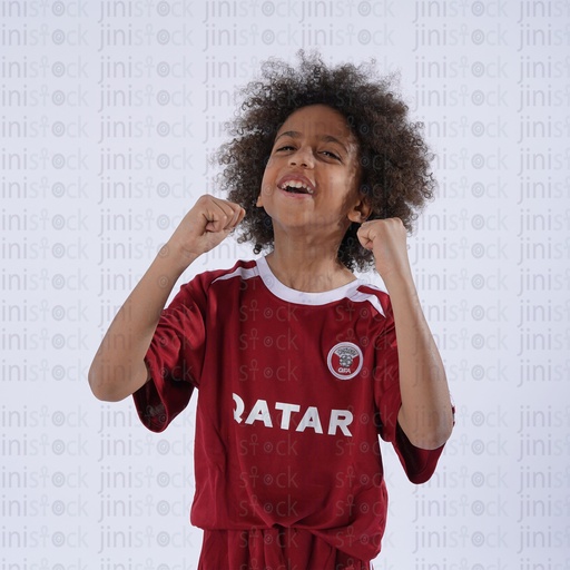طفل خليجي قطري يشجع فريقه لكرة القدم
