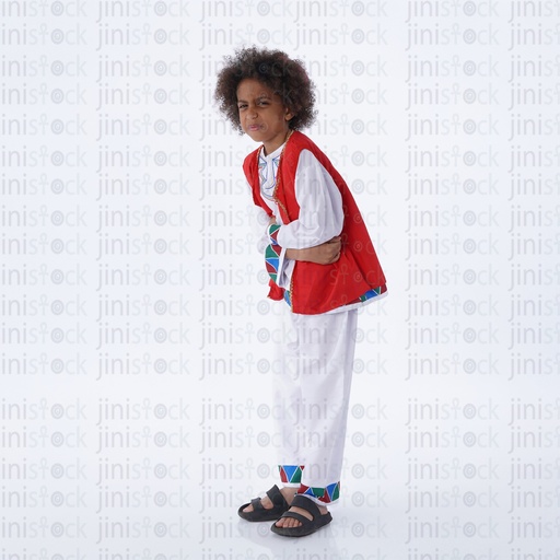فتى نوبي ذو شعر مجعد يعاني من آلام في المعدة