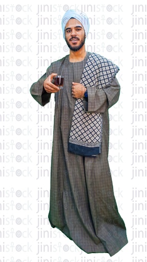 رجل من صعيد مصر يحمل كوبًا من الشاي