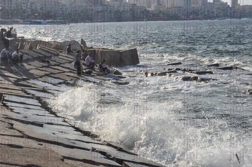 شاطئ وأمواج في الإسكندرية- شاطئ كورنيش الإسكندرية عند غروب الشمس.
