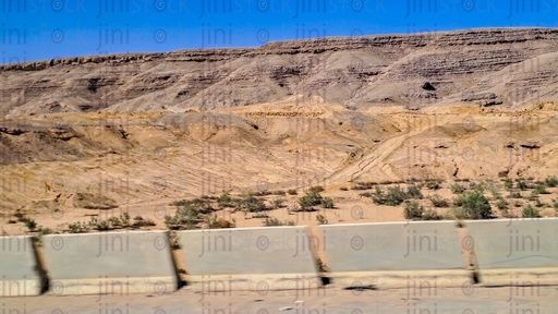 الجبال والنباتات في الصحراء على طريق السفر في مصر كخلفية للتصميم
