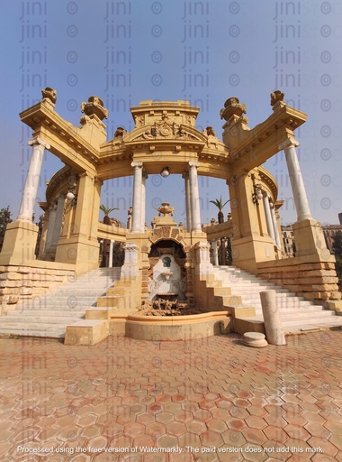 مبنى مصري قديم مع درج