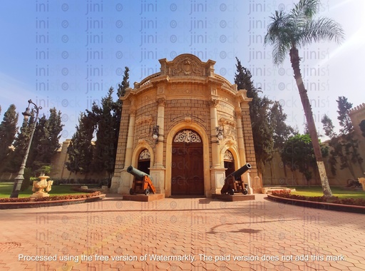 مدفعان على جانب مدخل القصر أو القلعة