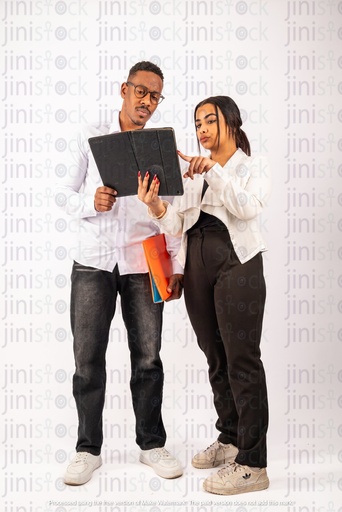 رجل وامرأة مصريان ينظران إلى جهاز iPad ويعملان