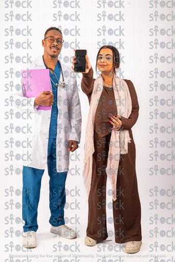 الام و الطبيب يلتقطون صوره والام تحمل الهاتف