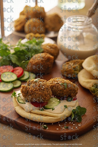 خبز فلافل بالطحينه والخضروات