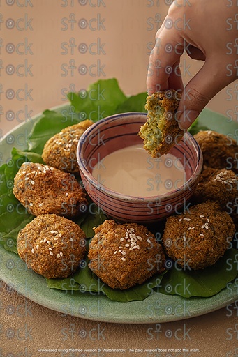 فلافل بالسمسم مع صوص الطحينه