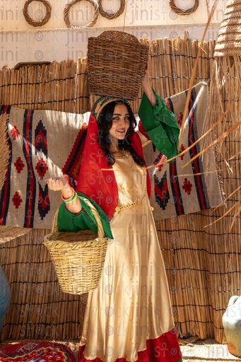  فلاحه مصرية جميله تحمل اقفاص خوص