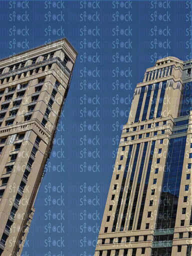  عمارات زاهية تحت سماء صافية