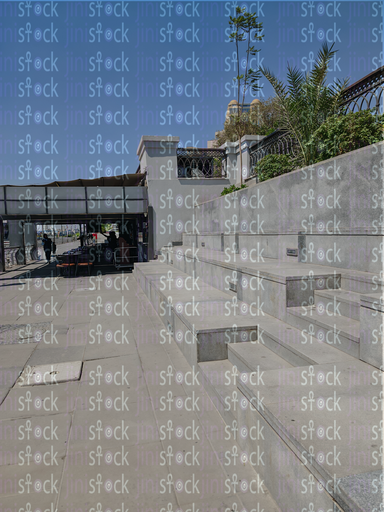 احد كافيهات الممشى بجانبه مجالس مطله على النيل