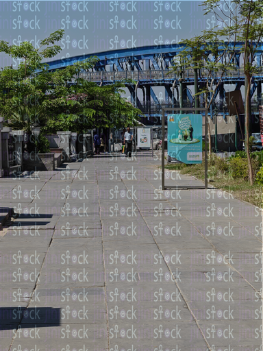 شارع ممشى أهل مصر يزينه الأشجار والمباني