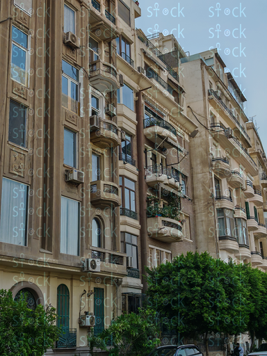 عمارة كلاسيكية تحمل روح الزمن مع بلكونات مزهرة