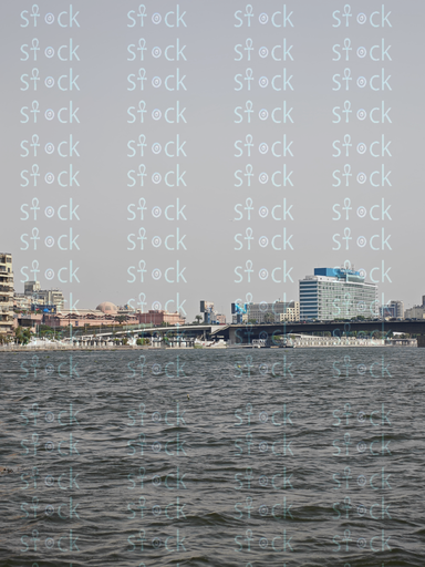 كوبري قصر النيل يربط ضفتي القاهرة فوق المياه المتلألئة