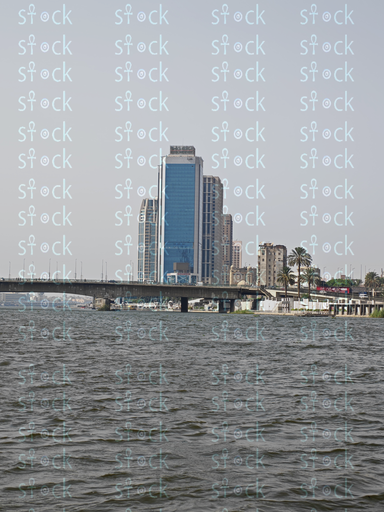 النيل يعانق الكوبري في أجواء هادئة نهارا